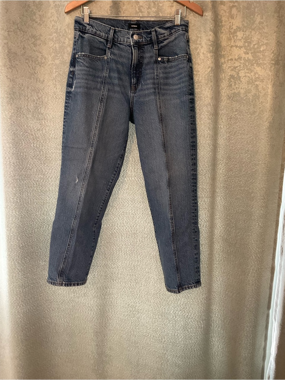 Express jeans, straight ankle with front seam.